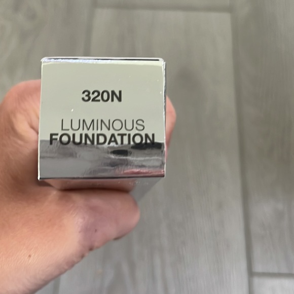 Anastasia Luminous Foundation - Picture 3 of 3